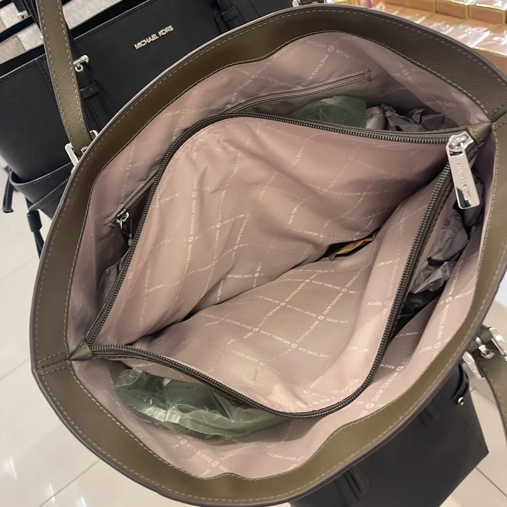 MICHAEL KORS Voyager Large Saffiano Leather EW Tote Shoulder Bag
Olive
NWT - Picture 5 of 16